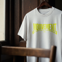 Gros plan du t-shirt Gen Z blanc « Mouvement » jaune fluo sur cintre – CHT'M Boutique