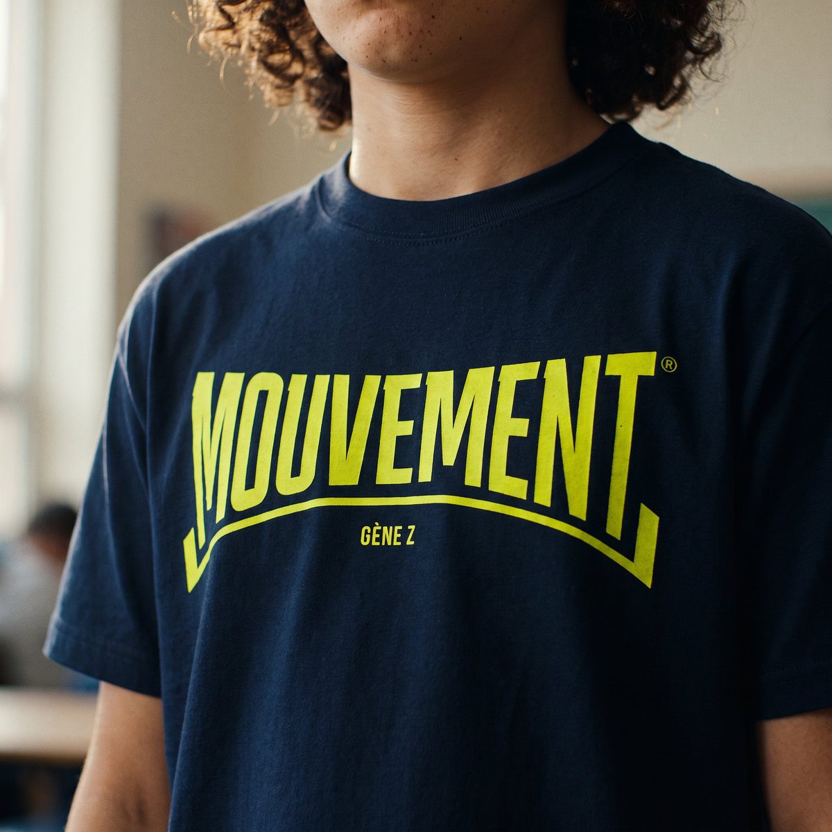 Gros plan du print « Mouvement Gène Z » jaune fluo sur t-shirt bleu marine porté – CHT'M Boutique