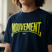 Gros plan du print « Mouvement Gène Z » jaune fluo sur t-shirt bleu marine porté – CHT'M Boutique