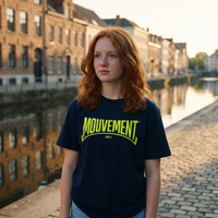Lycéenne en t-shirt Gen Z bleu marine « Mouvement » au bord d'un canal à Gand – tshirt genz pas cher CHT'M