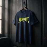 T-shirt Gen Z bleu marine « Mouvement » jaune fluo sur cintre en bois – t-shirt manif original CHT'M