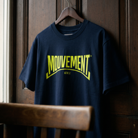 Gros plan du t-shirt Gen Z bleu marine « Mouvement » jaune fluo sur cintre – CHT'M Boutique