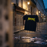 T-shirt Gen Z bleu marine « Mouvement » accroché à une barrière après une marche, à l'heure bleue – t-shirt manif pas cher CHT'M