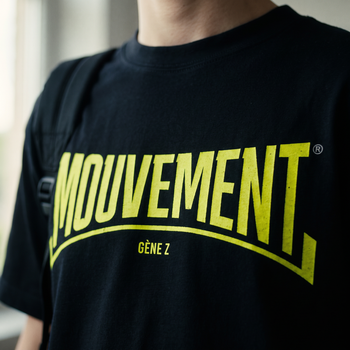 Gros plan du print « Mouvement Gène Z » jaune fluo sur t-shirt noir porté – CHT'M Boutique