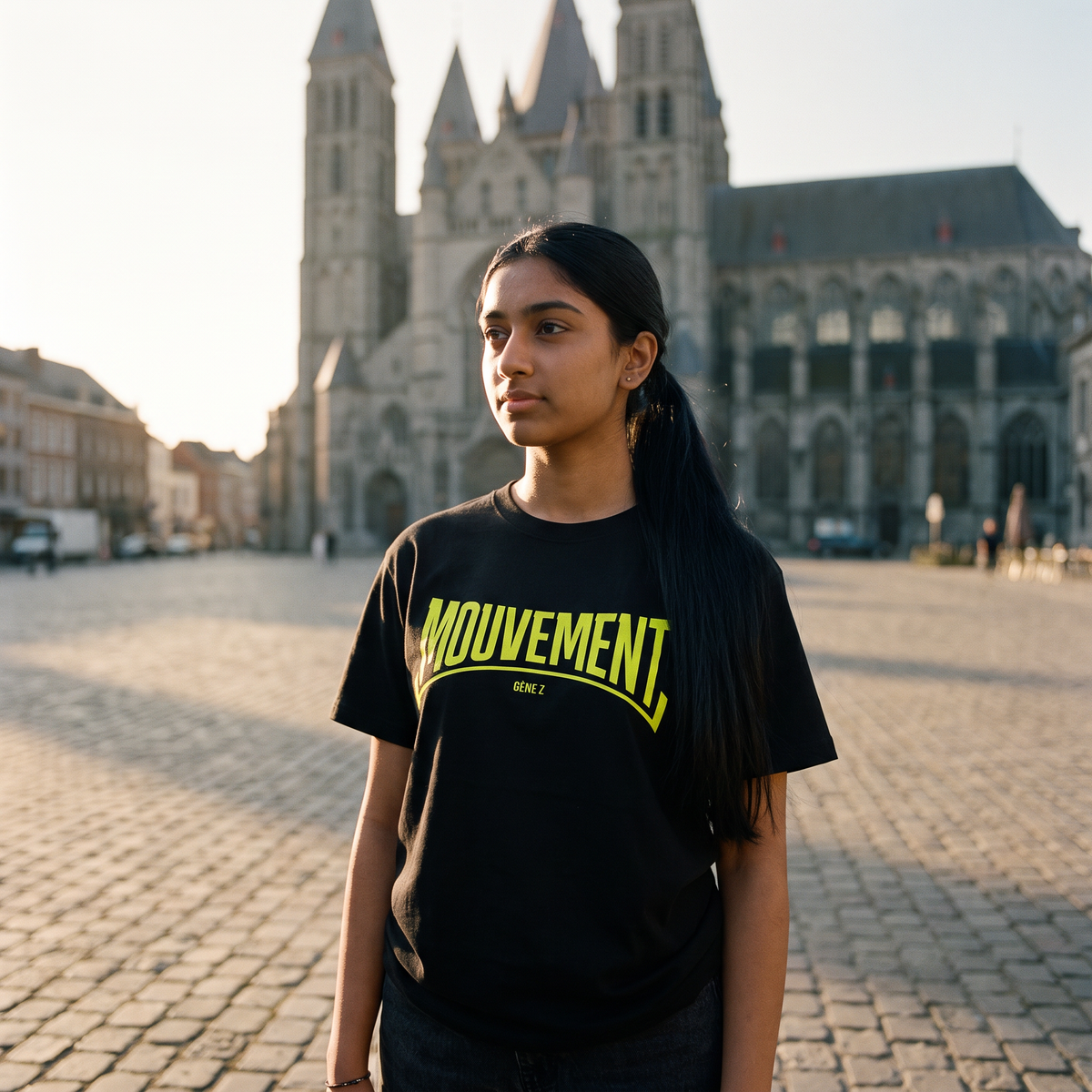 Lycéenne en t-shirt Gen Z noir « Mouvement » sur la Grand-Place de Tournai – tshirt genz pas cher CHT'M