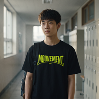 Lycéen portant le t-shirt Gen Z noir « Mouvement » dans un couloir de lycée – tshirt genz pas cher CHT'M