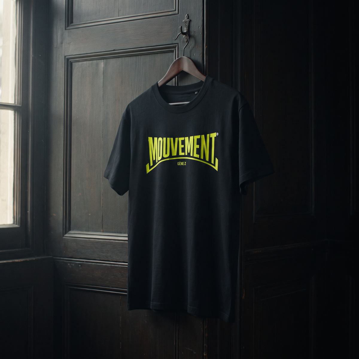 T-shirt Gen Z noir « Mouvement » jaune fluo sur cintre en bois – t-shirt manif original CHT'M