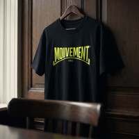 Gros plan du t-shirt Gen Z noir « Mouvement » jaune fluo sur cintre – CHT'M Boutique