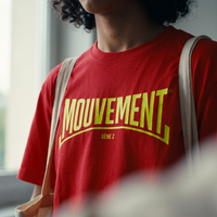 Gros plan du print « Mouvement Gène Z » jaune fluo sur t-shirt rouge porté – CHT'M Boutique