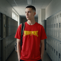 Lycéen portant le t-shirt Gen Z rouge « Mouvement » dans un couloir de lycée – tshirt genz pas cher CHT'M