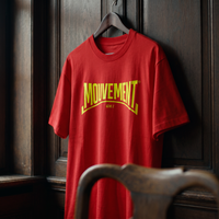 Gros plan du t-shirt Gen Z rouge « Mouvement » jaune fluo sur cintre – CHT'M Boutique