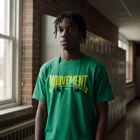Lycéen portant le t-shirt Gen Z vert prairie « Mouvement » dans un couloir de lycée – tshirt genz pas cher CHT'M