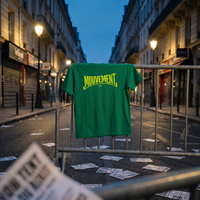 T-shirt Gen Z vert prairie « Mouvement » accroché à une barrière après une marche, à l'heure bleue – t-shirt manif pas cher CHT'M