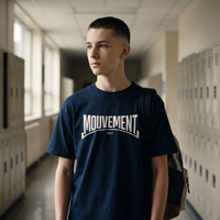 Lycéen portant le t-shirt Gen Z bleu marine « Mouvement » logo blanc dans un couloir de lycée – tshirt genz pas cher CHT'M