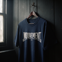 T-shirt Gen Z bleu marine « Mouvement » logo blanc sur cintre en bois – t-shirt manif original CHT'M