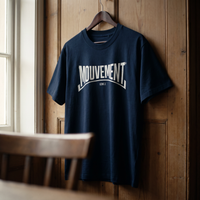 Gros plan du t-shirt Gen Z bleu marine « Mouvement » logo blanc sur cintre – CHT'M Boutique
