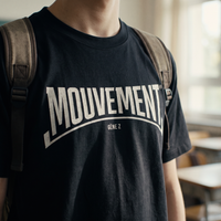 Gros plan du print blanc « Mouvement Gène Z » sur t-shirt noir porté – CHT'M Boutique