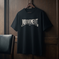 Gros plan du t-shirt Gen Z noir « Mouvement » logo blanc sur cintre – CHT'M Boutique