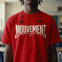 Gros plan du print blanc « Mouvement Gène Z » sur t-shirt rouge porté – CHT'M Boutique