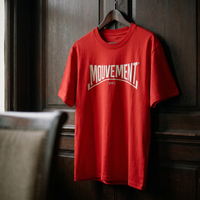 Gros plan du t-shirt Gen Z rouge « Mouvement » logo blanc sur cintre – CHT'M Boutique