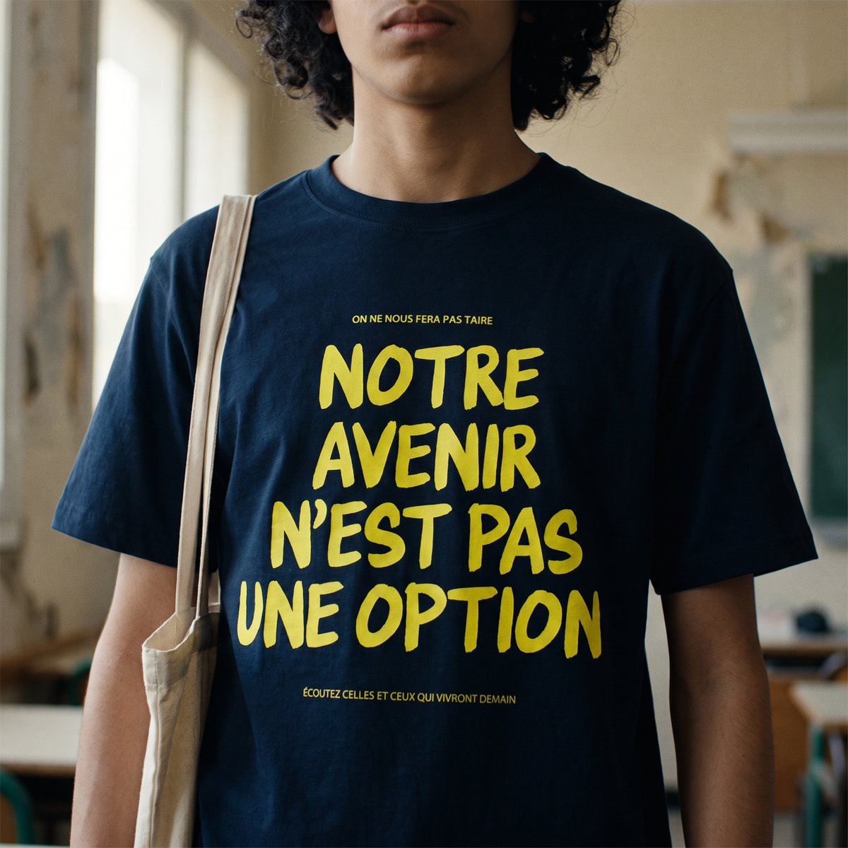 Gros plan du slogan jaune fluo sur le t-shirt Gen Z bleu marine « Notre avenir n'est pas une option » porté – CHT'M Boutique