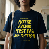 Gros plan du slogan jaune fluo sur le t-shirt Gen Z bleu marine « Notre avenir n'est pas une option » porté – CHT'M Boutique