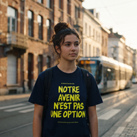 Lycéenne en t-shirt Gen Z bleu marine « Notre avenir n'est pas une option » dans une rue de Bruxelles – tshirt genz pas cher CHT'M