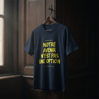 T-shirt Gen Z bleu marine « Notre avenir n'est pas une option », slogan jaune fluo, sur cintre en bois dans un intérieur sombre – t-shirt manif original CHT'M