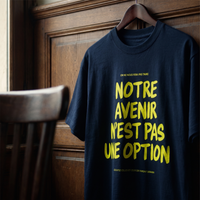 Gros plan du t-shirt Gen Z bleu marine « Notre avenir n'est pas une option » sur cintre, vue trois-quarts – CHT'M Boutique
