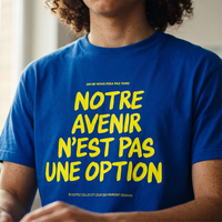 Gros plan du slogan jaune fluo sur le t-shirt Gen Z bleu roi « Notre avenir n'est pas une option » porté – CHT'M Boutique