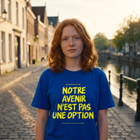 Lycéenne en t-shirt Gen Z bleu roi « Notre avenir n'est pas une option » au bord d'un canal à Gand – tshirt genz pas cher CHT'M