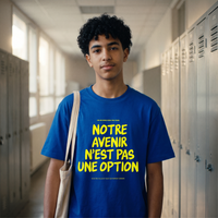 Lycéen portant le t-shirt Gen Z bleu roi « Notre avenir n'est pas une option » dans un couloir de lycée – t-shirt manif pas cher CHT'M