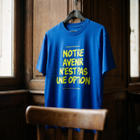 Gros plan du t-shirt Gen Z bleu roi « Notre avenir n'est pas une option » sur cintre, vue trois-quarts – CHT'M Boutique