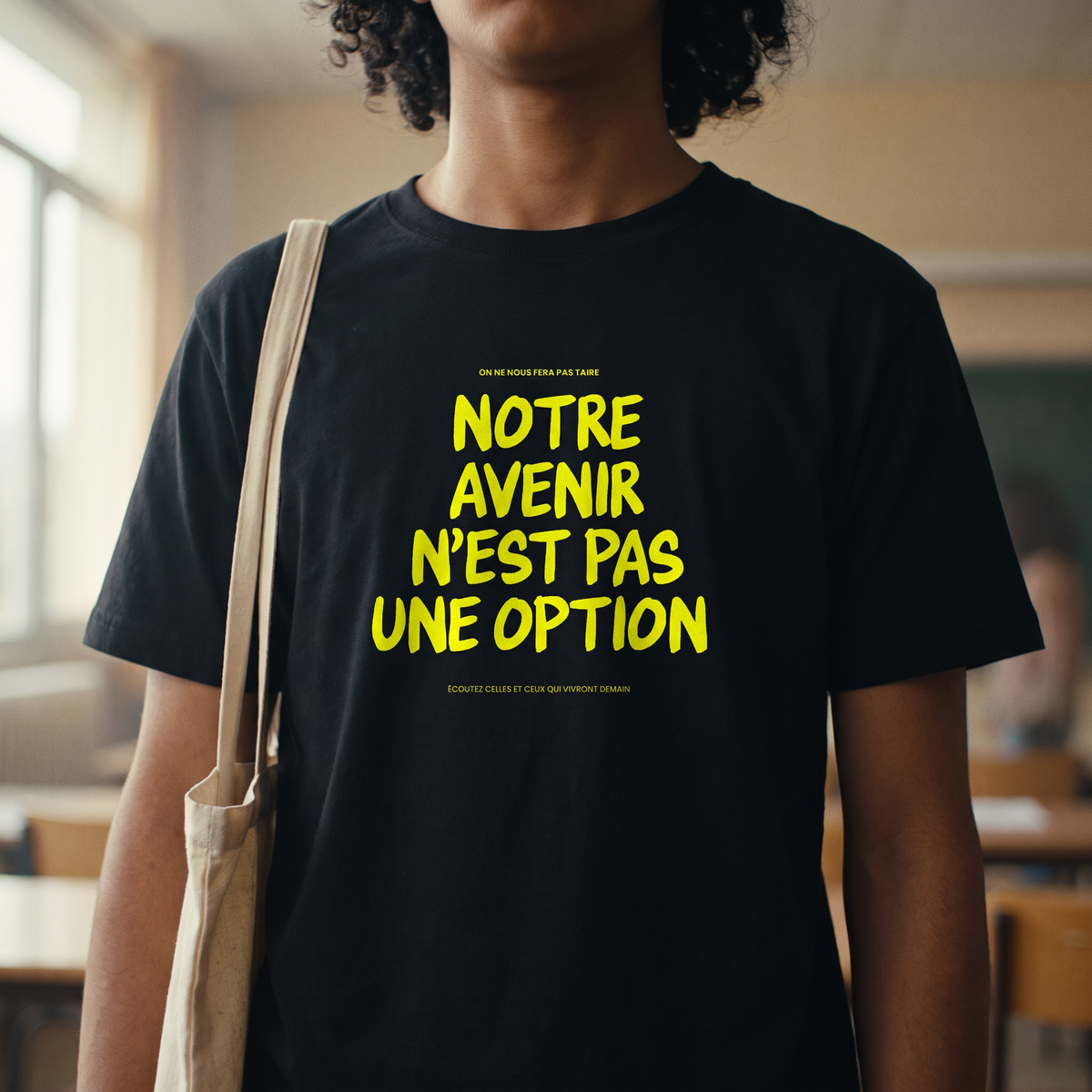 Gros plan du slogan jaune fluo sur le t-shirt Gen Z noir « Notre avenir n'est pas une option » porté – CHT'M Boutique