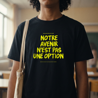 Gros plan du slogan jaune fluo sur le t-shirt Gen Z noir « Notre avenir n'est pas une option » porté – CHT'M Boutique