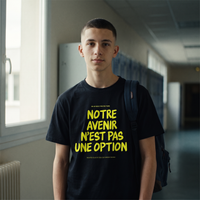 Lycéen portant le t-shirt Gen Z noir « Notre avenir n'est pas une option » dans un couloir de lycée – t-shirt manif pas cher CHT'M