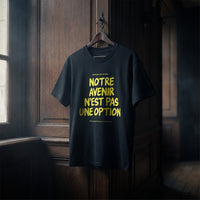 T-shirt Gen Z noir « Notre avenir n'est pas une option », slogan jaune fluo, suspendu sur un cintre en bois dans un intérieur sombre – t-shirt manif original CHT'M