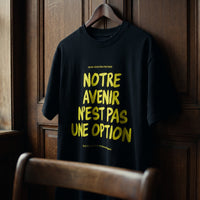 Gros plan du t-shirt Gen Z noir « Notre avenir n'est pas une option » sur cintre, vue trois-quarts – CHT'M Boutique