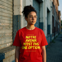 Lycéenne en t-shirt Gen Z rouge « Notre avenir n'est pas une option » dans une rue d'Anvers – tshirt genz pas cher CHT'M