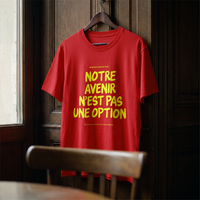 Gros plan du t-shirt Gen Z rouge « Notre avenir n'est pas une option » sur cintre, vue trois-quarts – CHT'M Boutique