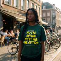 Lycéenne en t-shirt Gen Z vert bouteille « Notre avenir n'est pas une option » dans le quartier étudiant de Liège – tshirt genz pas cher CHT'M