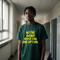 Lycéen portant le t-shirt Gen Z vert bouteille « Notre avenir n'est pas une option » dans un couloir de lycée – t-shirt manif pas cher CHT'M