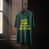 T-shirt Gen Z vert bouteille « Notre avenir n'est pas une option », slogan jaune fluo, sur cintre en bois dans un intérieur sombre – t-shirt manif original CHT'M