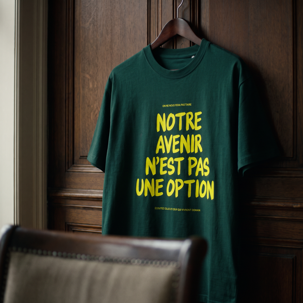Gros plan du t-shirt Gen Z vert bouteille « Notre avenir n'est pas une option » sur cintre, vue trois-quarts – CHT'M Boutique