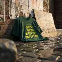 T-shirt Gen Z vert bouteille « Notre avenir n'est pas une option » posé sur les pavés après une marche, pancarte en carton – t-shirt manif original CHT'M