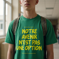 Gros plan du slogan jaune fluo sur le t-shirt Gen Z vert prairie « Notre avenir n'est pas une option » porté par un lycéen – CHT'M Boutique