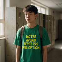 Lycéen portant le t-shirt Gen Z vert prairie « Notre avenir n'est pas une option » dans un couloir de lycée – t-shirt manif pas cher CHT'M