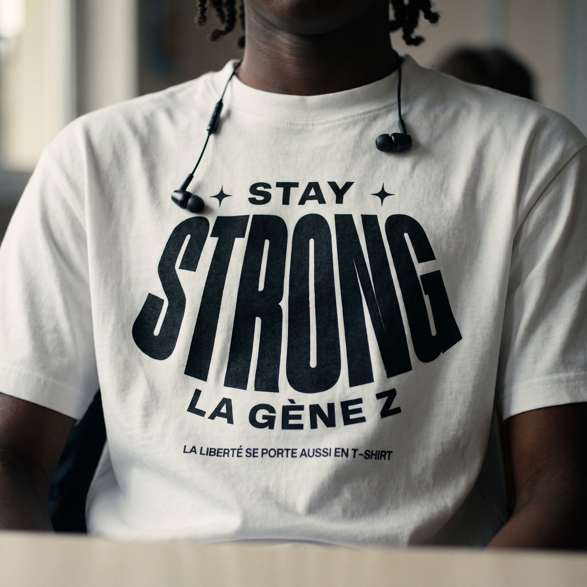 Gros plan du print noir « Stay Strong la Gène Z » sur le t-shirt Gen Z blanc porté – CHT'M Boutique