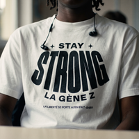 Gros plan du print noir « Stay Strong la Gène Z » sur le t-shirt Gen Z blanc porté – CHT'M Boutique
