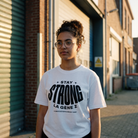 Lycéenne en t-shirt Gen Z blanc « Stay Strong la Gène Z » dans une rue d'Anvers – tshirt genz pas cher CHT'M